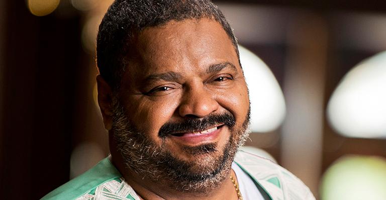 Que evolução! Arlindo Cruz se alimenta sozinho em vídeo do filho