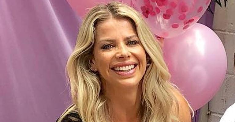 Enrico, filho de Karina Bacchi, rouba a cena no aniversário da avó
