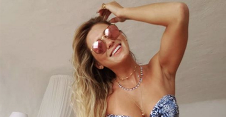 Lívia Andrade quase mostra demais ao usar micro biquíni