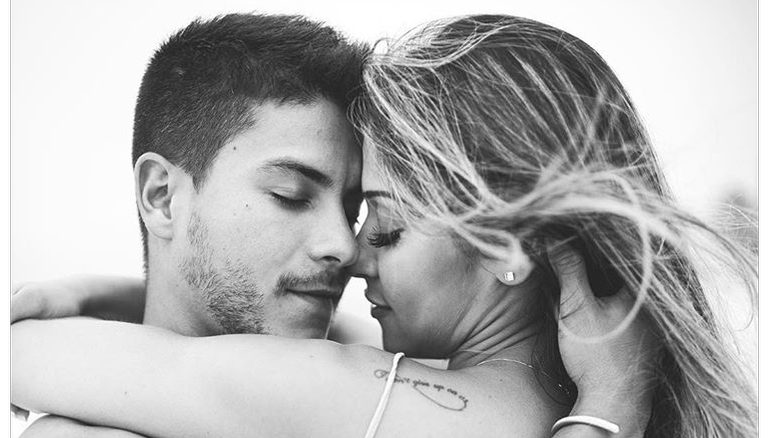 Mayra Cardi e Arthur Aguiar fazem passeio a dois com Sophia