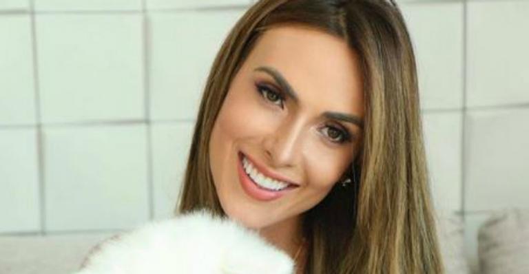 Nicole Bahls derrete seguidores ao apresentar seus sete cachorros: ”Festa de fofura”