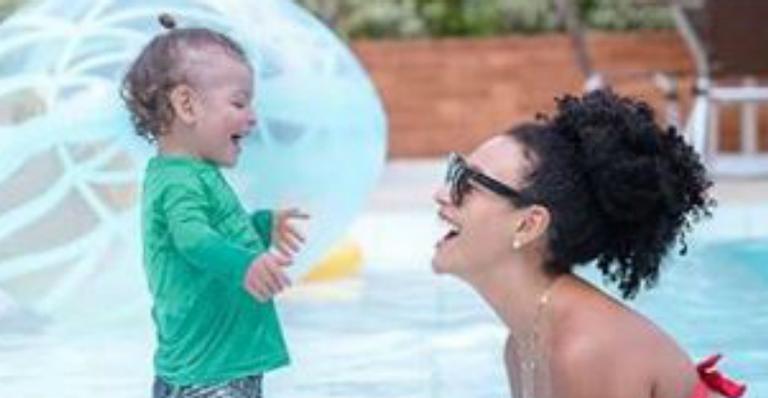Sheron Menezzes posta foto em família e fãs questionam barriguinha suspeita