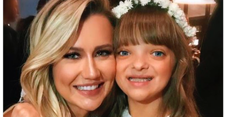 Rafaella Justus aparece com os cabelos ondulados e é apelidado de Rapunzel