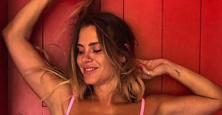 Carolina Dieckmann surge com biquíni asa delta e comemora: ”Estou apaixonada”
