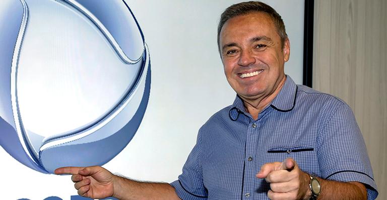 Gugu Liberato festeja a renovação do contrato com a Record