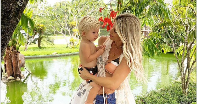 Enrico, filho de Karina Bacchi, se diverte no café da manhã