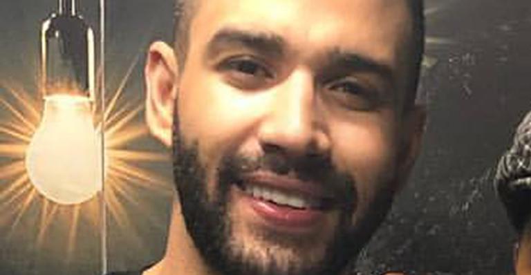 Gusttavo Lima é surpreendido por fã e ganha presente com homenagem ao filho