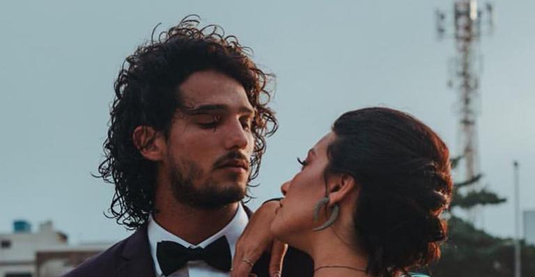 Ao lado de João Zoli, Gabi Prado surge deslumbrante com vestido sexy e se destaca e casamento