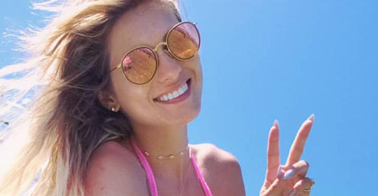 Lívia Andrade ajoelha na grama e mostra o corpão em foto de biquíni
