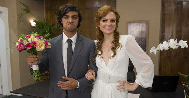 O casamento muito doido de Elmo e Miss Celine em ‘O Tempo Não Para’