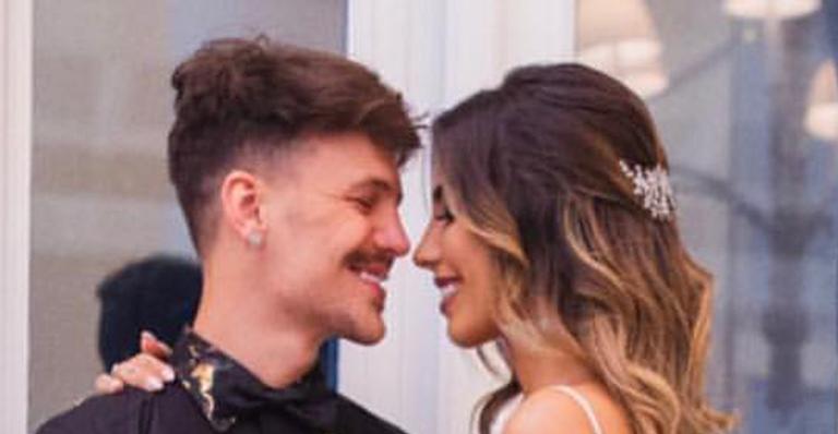 Após casamento milionário, Saulo Pôncio e Gabi Brandt são acusados de capitalizar em cima de tragédia