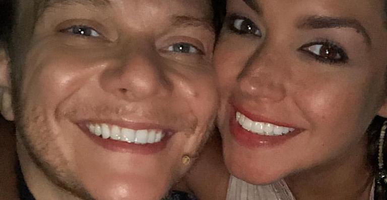 Thais Fersoza namora com Michel Teló longe dos olhos dos fãs: ”Olha o que acontece nos bastidores”