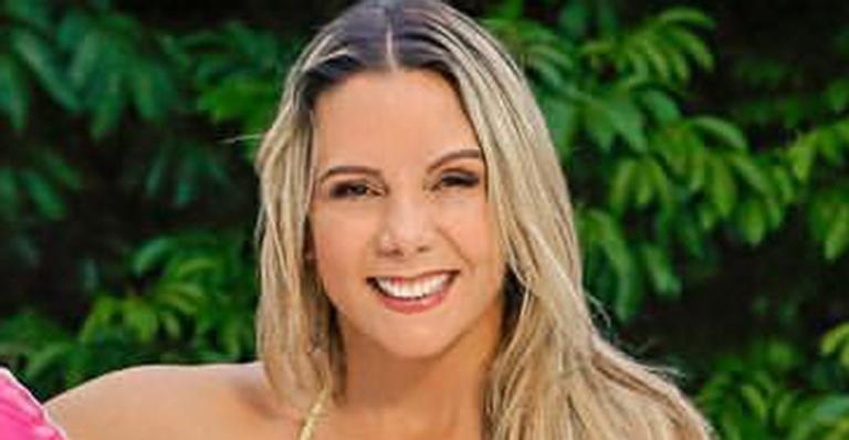 Em férias na Bahia, Carla Perez surge de biquíni em foto na piscina
