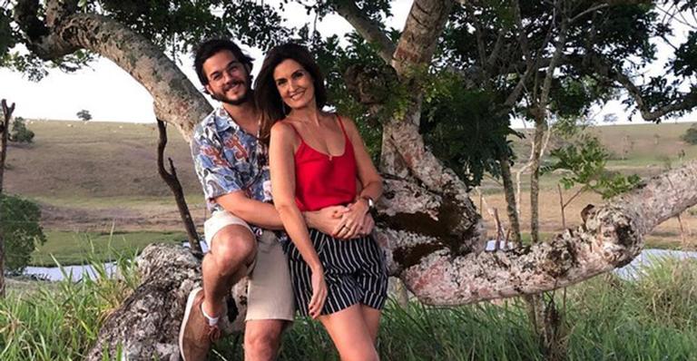 Fátima Bernardes namora muito durante viagem para sítio ao lado do namorado