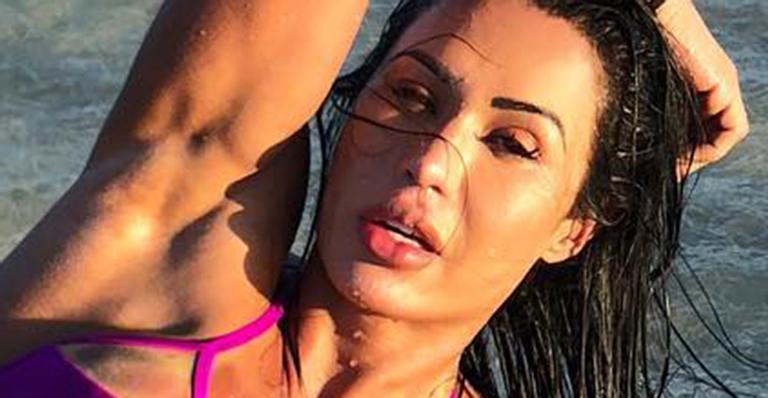 Gracyanne Barbosa deita no mar e choca fãs ao exibir coxas imensas
