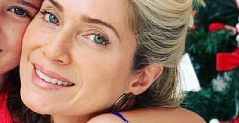 De biquíni, Letícia Spiller curte o domingo com os filhos na praia