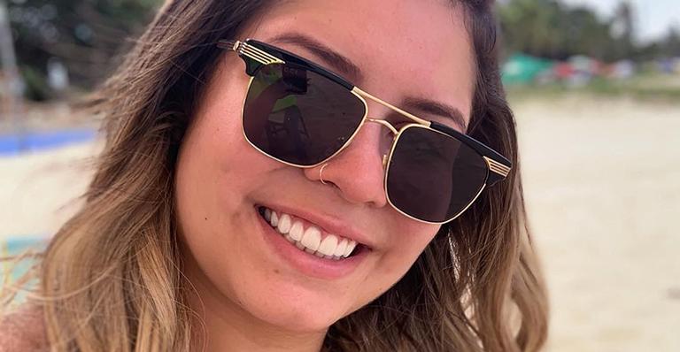 Marília Mendonça surge em foto rara de biquíni e faz pedido aos fãs