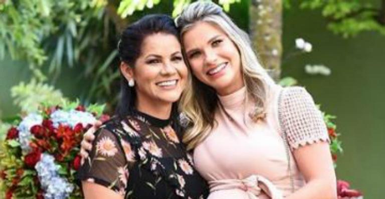 Andressa Suita ganha bolo surpresa e homenagem da mãe, Suely