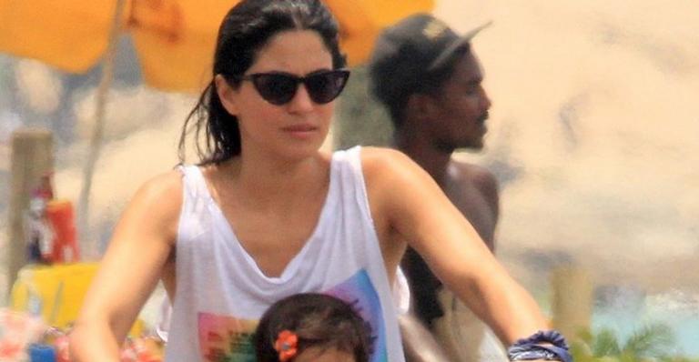 Carol Castro surge em passeio de bicicleta ao lado da filha e encanta fãs