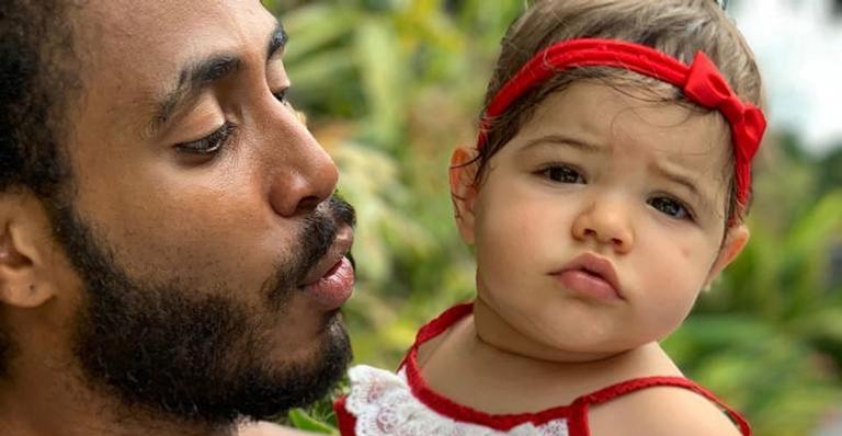 Ícaro Silva se encanta com Bella, filha de José Loreto e Débora Nascimento: ”Uma das criaturas mais fofas”