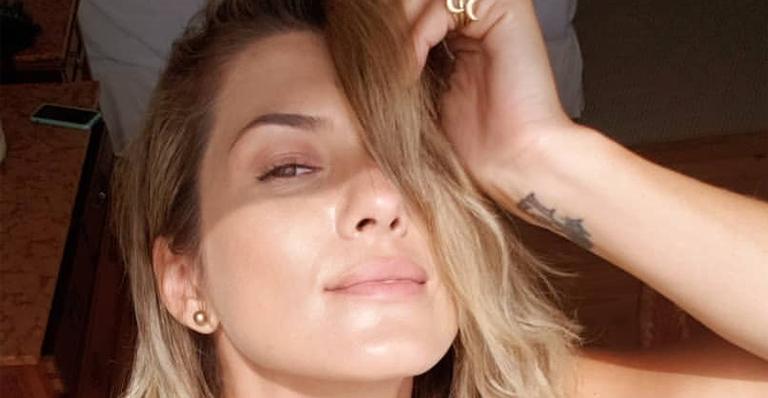 Após ”roubo”, Lívia Andrade exibe o bumbum gigante em foto de biquíni: ”Não posso nem ir na delegacia”