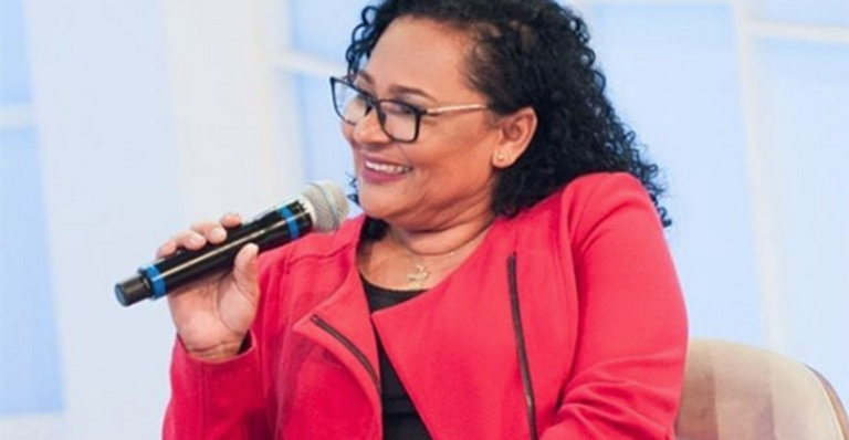 Campeã do BBB6, Mara Viana se forma na faculdade e comemora
