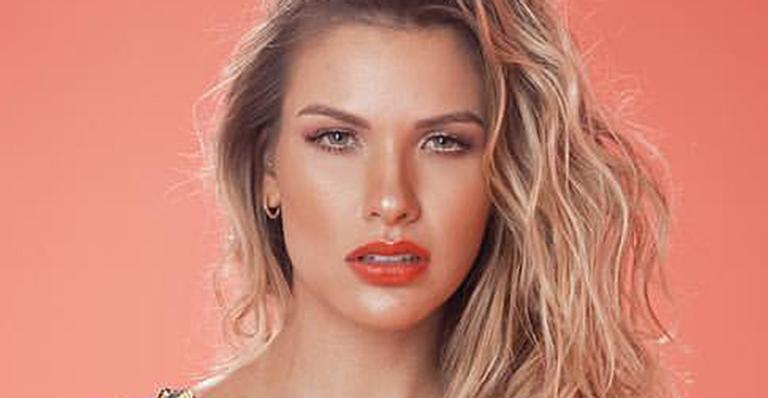 Andressa Suita surge com corpo perfeito após ser mãe de dois usando maiô inusitado