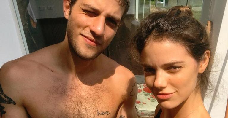 Chay Suede posa com Laura Neiva e tanquinho do galã chama a atenção de fãs: ”Que homem”