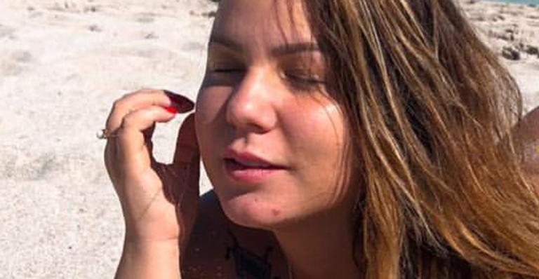 Totalmente nua, ex-BBB Maria Claudia é clicada por estranho em praia fora do país