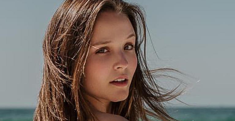 Que isso? Larissa Manoela surge deslumbrante em foto de biquíni e ganha elogios: ”Deusa”