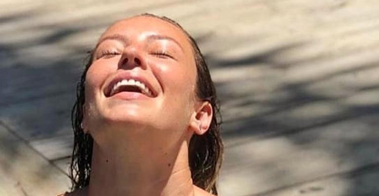 De biquíni, Paolla Oliveira esbanja boa forma e recebe elogios de Isis Valverde: ”Lindeza”