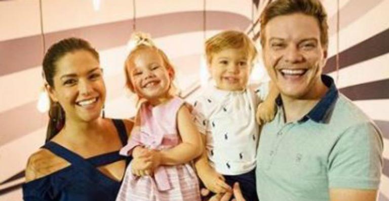 Michel Teló e Thais Fersoza encaram rotina fitness durante viagem: ”Meu corpo não sabe que estou de férias”