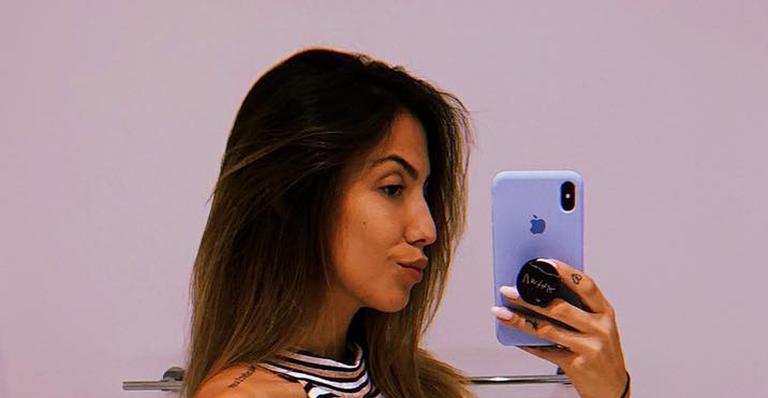 Gabi Brandt surge na frente do espelho e exibe barriguinha saliente