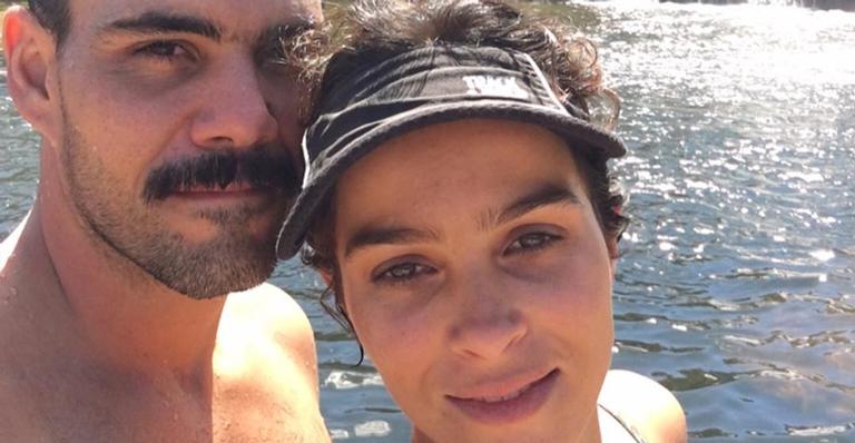 Nas redes, Juliano Cazarré exibe barrigão de grávida da esposa, Leticia