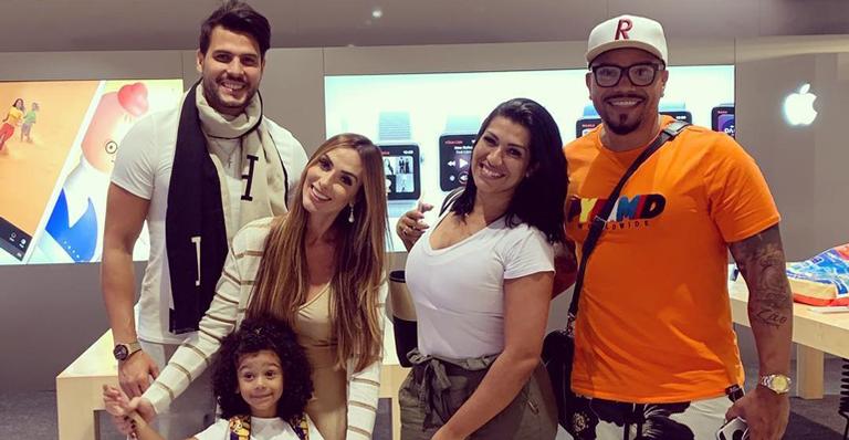 Rumo à lua de mel, Nicole Bahls e Marcelo Bimbi encontram Naldo e Moranguinho no aeroporto