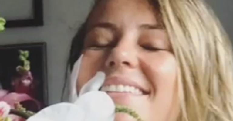 Em momento difícil, Paolla Oliveira recebe buquê de flores em casa e aparece sorridente
