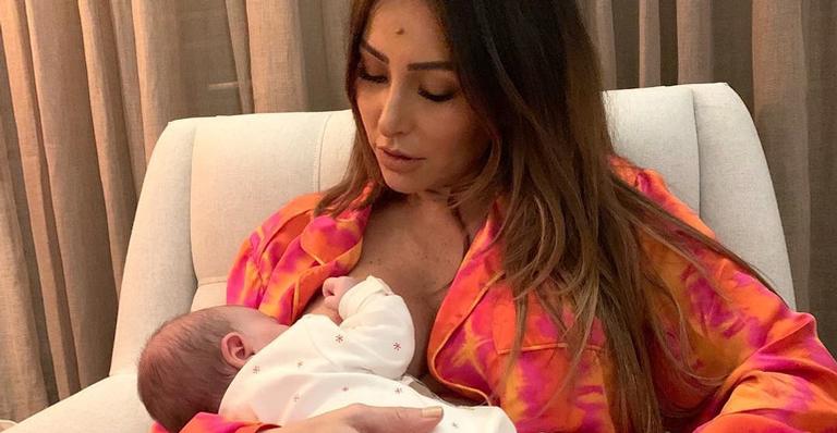 Sabrina Sato se diverte ao ordenhar para Zoe: ”Não parece uma vaquinha?”