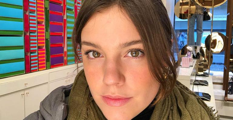 Alice Wegmann surge com maiô ousado em clima de carnaval