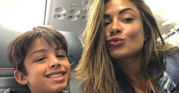 Aline Riscado faz viagem com filho e se derrete: ‘Melhor companhia’