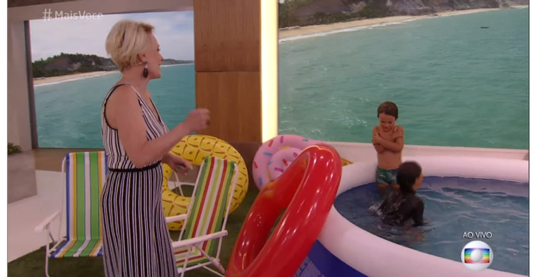 Ana Maria Braga põe piscina no meio do estúdio e netos tremem de frio