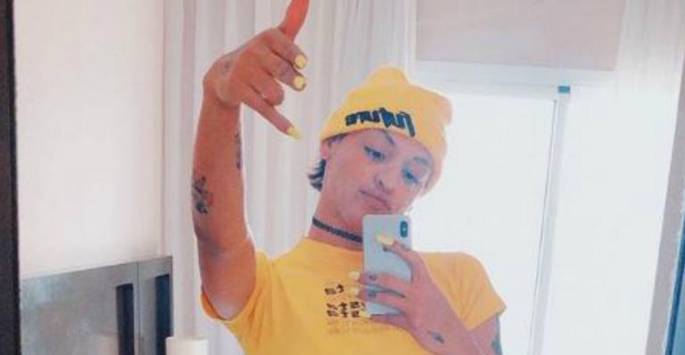 Pabllo Vittar esquenta temperatura em clique com fio-dental neon