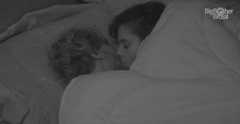 BBB19: Edredom ‘pega fogo’ no quarto do líder com Hana e Alan