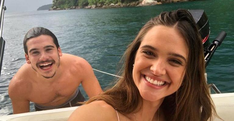Juliana Paiva curte passeio de barco a dois com Nicolas Prattes e ganha declaração: ”Você é maravilhosa”