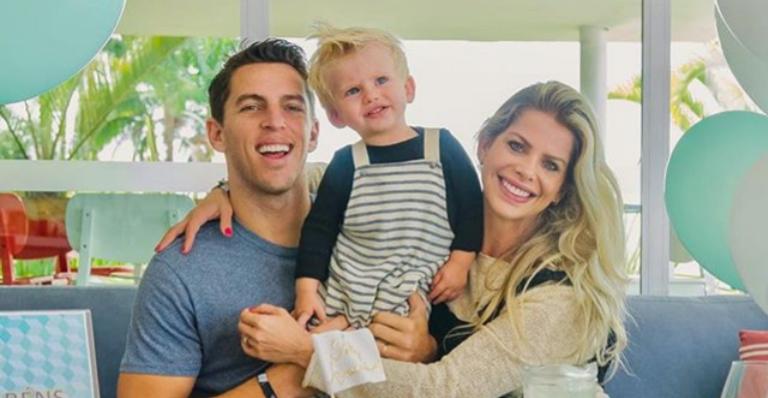 Karina Bacchi e o marido acionam a justiça após uso indevido da foto do filho