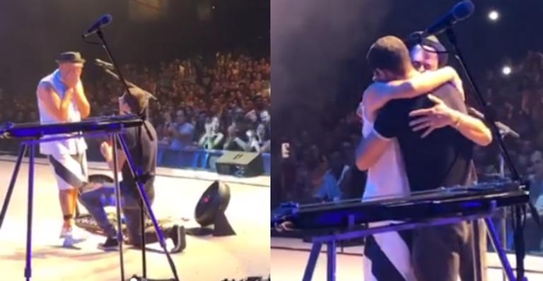 Surpresa! Lulu Santos é pedido em casamento durante show e não esconde as lágrimas