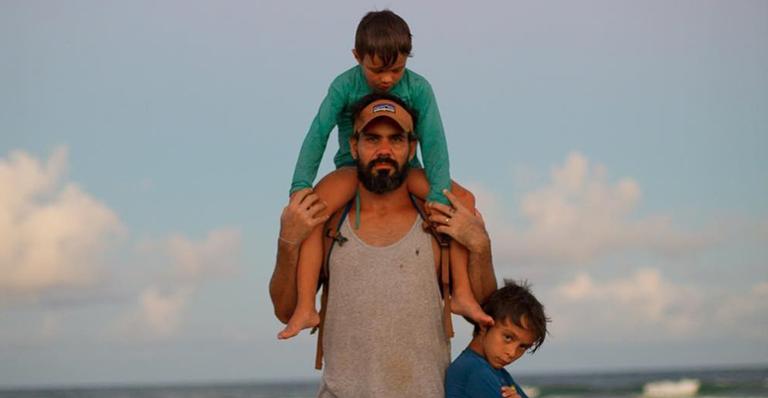 Juliano Cazarré mostra filho ajudando nos afazeres domésticos: ”Fazendo a sua parte”