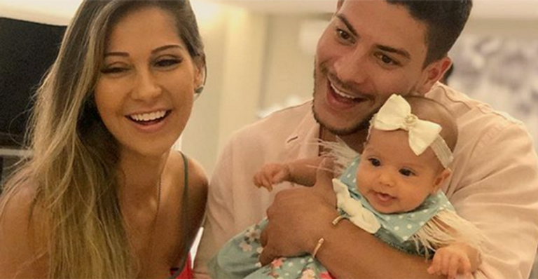 Filha de Mayra Cardi é obrigada a usar touca no calor e a mãe revela o motivo