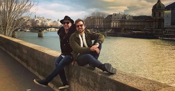 Paulo Gustavo curte Paris ao lado do marido, Thales Bretas, e se declara: ‘Amor da vida’