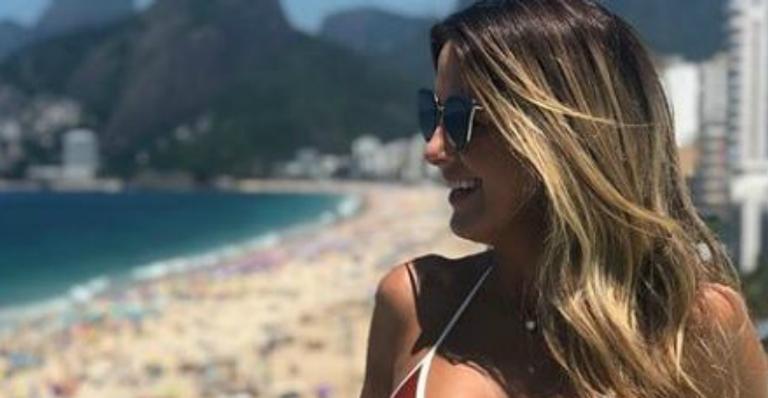 Tici Pinheiro comemora a chegada dos 4 meses de gestação com clique de biquíni no Rio