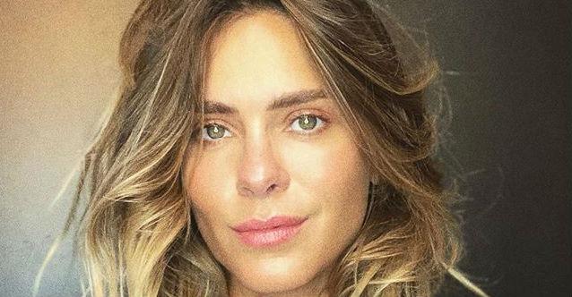 Sem make, Carolina Dieckmann deixa as sardas à mostra